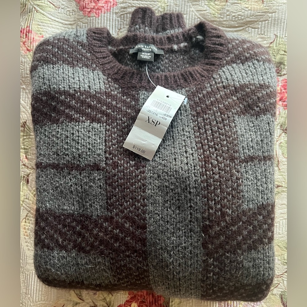 Brand New With Tags Ann Taylor Soft Wool Blend Sweater size XS Petite